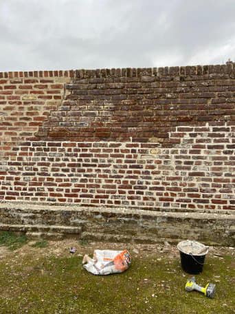 mur de brique pendant l'intervention de l'entreprise Gallet