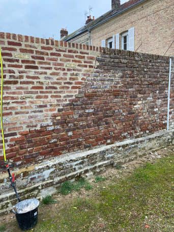 mur de brique abimé avant notre intervention